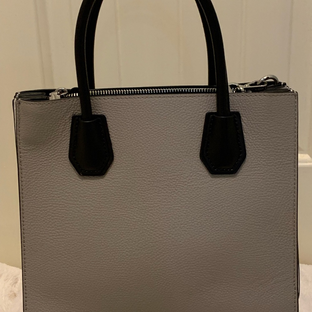 Michael Kors satchel/crossbody gray with black handles and white accordion sides - Picture 6 of 9